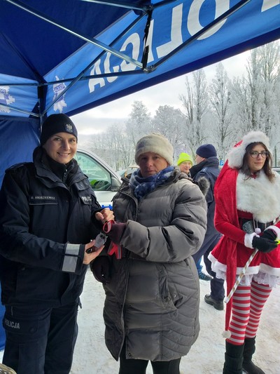 Policjanci podczas Jarmarku Świątecznego