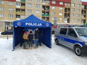 Policjanci podczas Jarmarku Świątecznego
