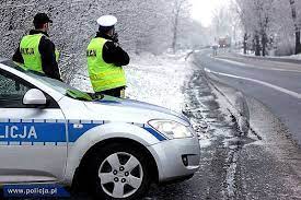 Policjanci ruchu drogowego podczas kontroli statycznej w zimowych warunkach