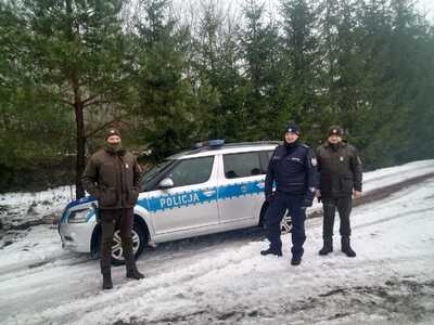 Policjanci z leśnikami