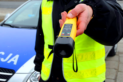 Policjant z urządzeniem Alcoblow