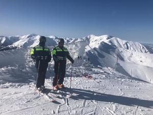 Patrol policji na nartach