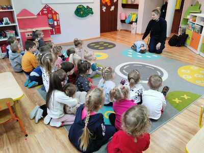 Spotkania policjantów z dziećmi podczas działań pn. Bezpieczne ferie