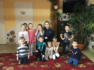 Policjantka podczas spotkania z dziećmi w ramach działań Bezpieczne Ferie