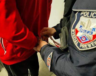 Policjant zakładający kajdanki