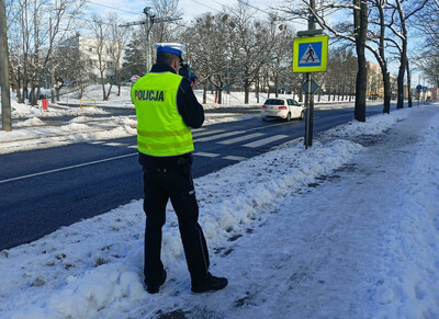 Policjant podczas kontroli statycznej