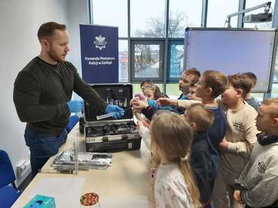 Wizyta dzieci w komendzie powiatowej policji