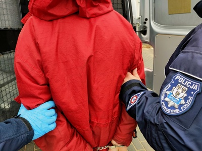 Policjanci z osobą zatrzymaną