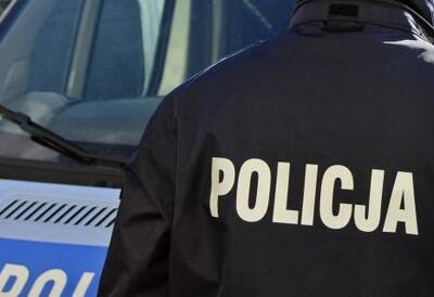 Napis policja na plecach policjanta