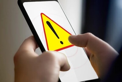 znak ostrzegawczy na ekranie telefonu