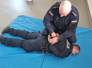 Policjanci podczas ćwiczeń z technik interwencji