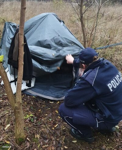 policjant kontroluje miejsce przebywania osób bezdomnych