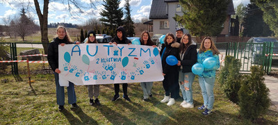 Policjant z dziećmi z SP w Dubeninkach