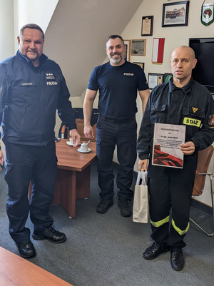 Komendant Powiatowy Policji w Gołdapi wraz z Zastępcą dziękuje strażakowi