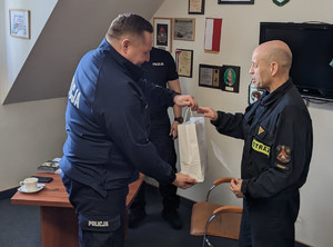 Komendant Powiatowy Policji w Gołdapi wraz z Zastępcą dziękuje strażakowi