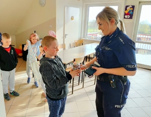 Policjantka podczas spotkania z dziećmi i młodzieżą w świetlicy wiejskiej w Grabowie