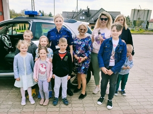 Policjantka podczas spotkania z dziećmi i młodzieżą w świetlicy wiejskiej w Grabowie