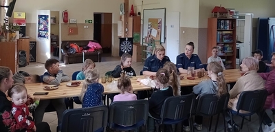 Policjantki podczas spotkania z dziećmi i młodzieżą w świetlicy wiejskiej w Żelazkach