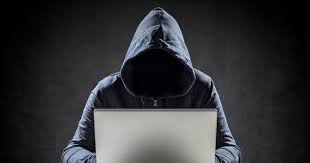 mężczyzna oszust przed komputerem