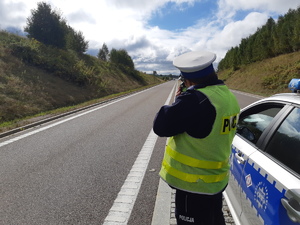 policjant wykonujący pomiar prędkości