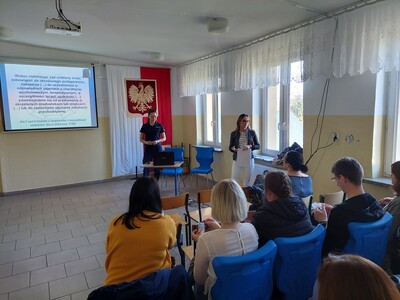 Funkcjonariuszka oraz Psycholog na spotkaniu z rodzicami