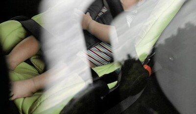 dziecko w nagrzanym aucie