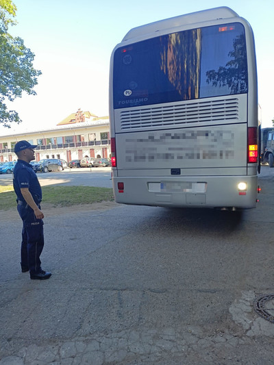 Kontrola autobusu przez policjantów i spotkanie z dziećmi