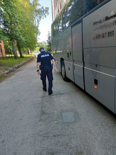 Kontrola autobusu przez policjantów i spotkanie z dziećmi