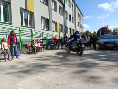 Kontrola autobusu przez policjantów i spotkanie z dziećmi