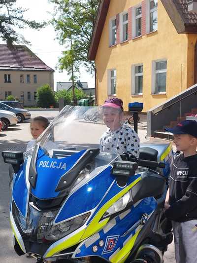 Kontrola autobusu przez policjantów i spotkanie z dziećmi