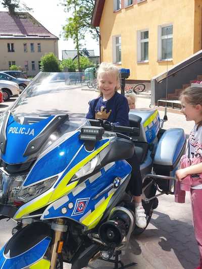 Kontrola autobusu przez policjantów i spotkanie z dziećmi