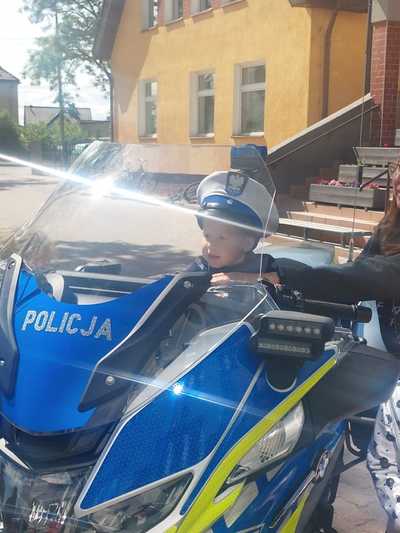 Kontrola autobusu przez policjantów i spotkanie z dziećmi