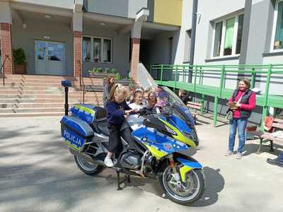 Kontrola autobusu przez policjantów i spotkanie z dziećmi