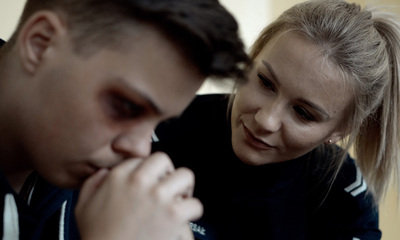 policjantka rozmawia z ofiarą przemocy