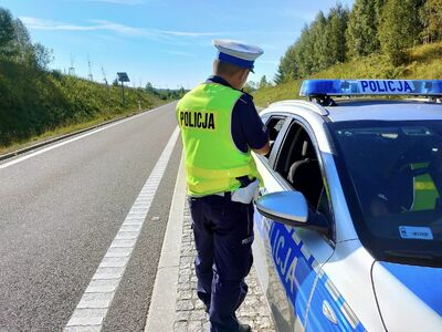 policjant kontroluje