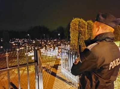 Gołdapscy policjanci czuwają nad bezpieczeństwem osób odwiedzających cmentarze