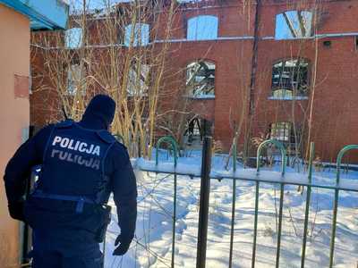 Policjanci kontrolujący pustostany