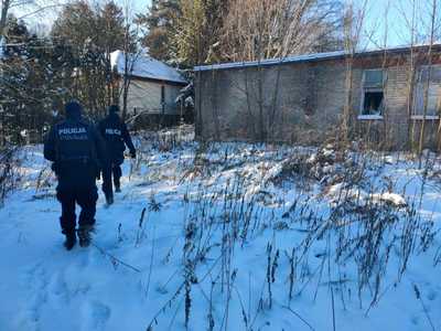 Policjanci kontrolujący pustostany