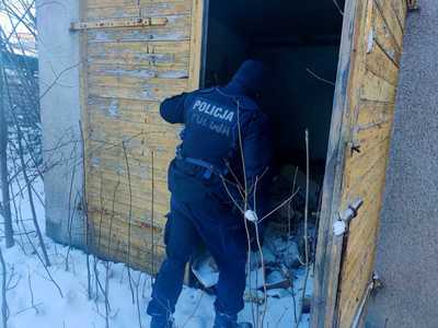 Policjanci kontrolujący pustostany